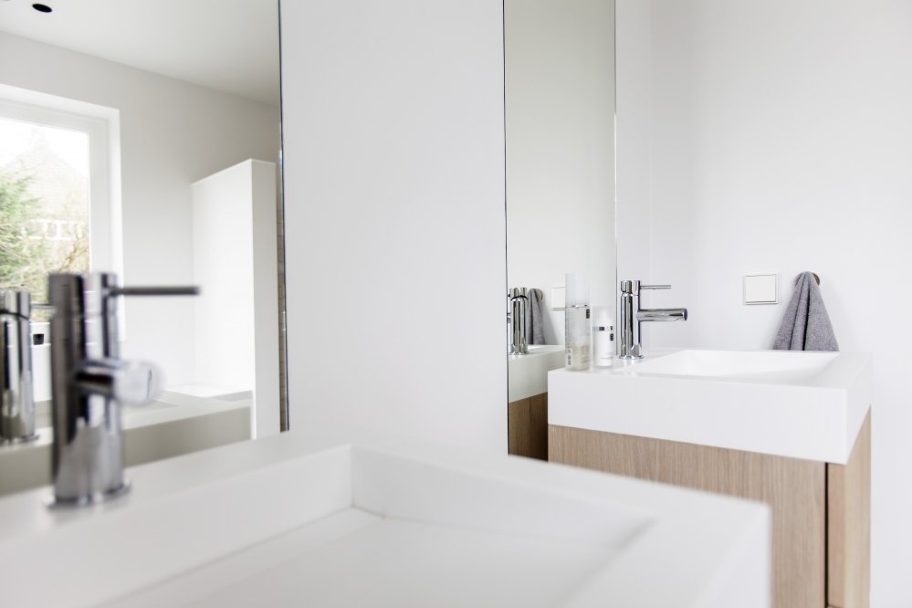 Heite-Interieurbouw-badkamermeubel-op-maat-gemaakt-dubbele-wastafel-wit-met-kast-in-warm-eiken-fineer-woonhuis-Bloemendaal