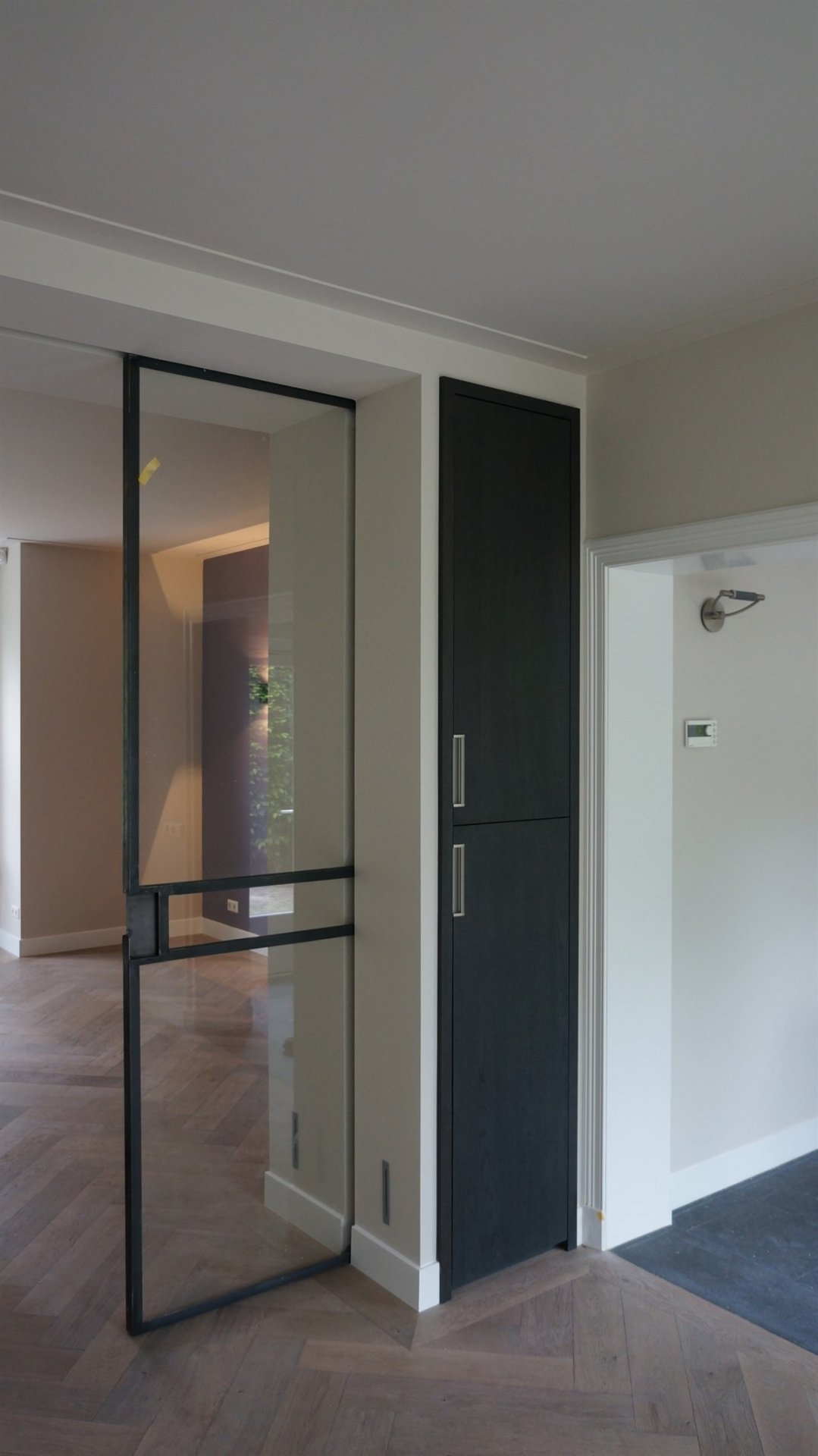 Heite-interieurbouw-Maatwerk-kamer-en-suite-deuren-met-kast-op-maat-Aerdenhout