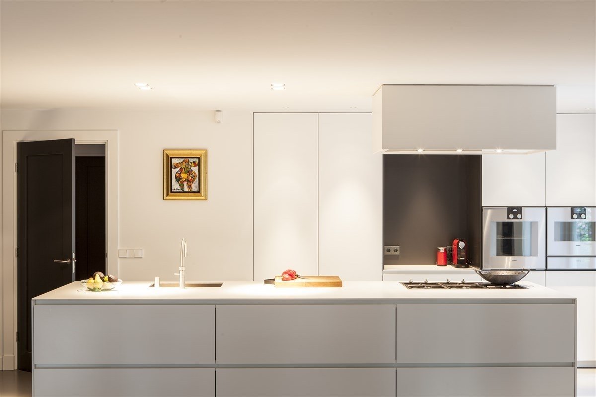Heite-interieurbouw-Woonhuis-Blaricum-maatwerk-greeploze-witte-keuken-met-kookeiland-en-inbouwapparatuur