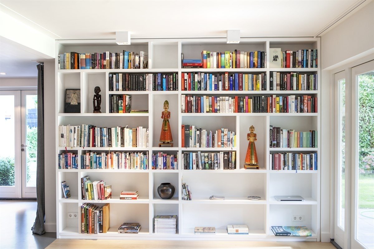 Heite-interieurbouw-Woonhuis-Blaricum-renoveren-boekenkast-op-maat-gemaakt-maatwerk-vakkenkast-woonkamer