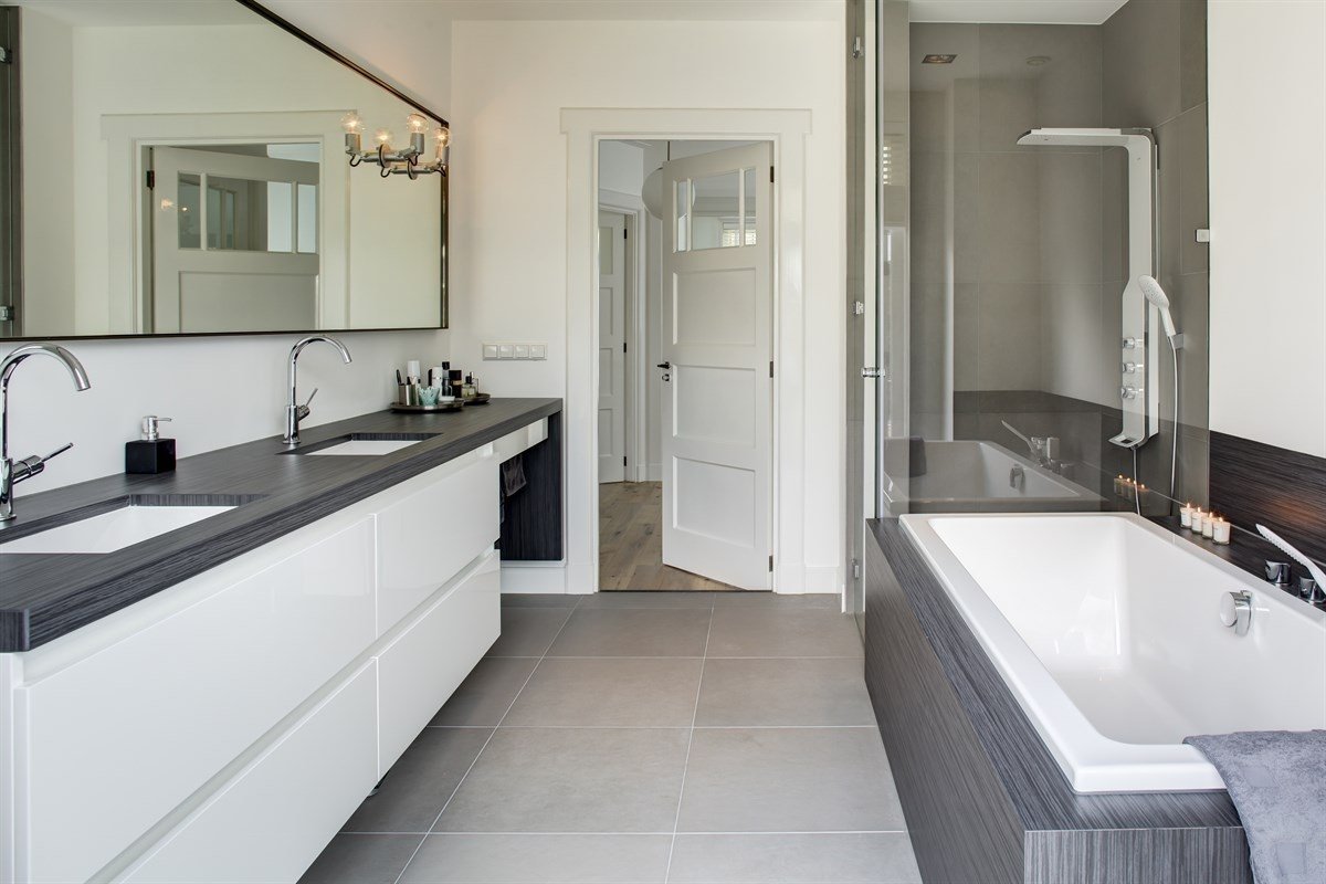 Heite-interieurbouw-Villa-Heemstede-badkamer-renovatie-wasmeubel-met-dubbele-wasbak-douchecabine-met-regendouche-ligbad