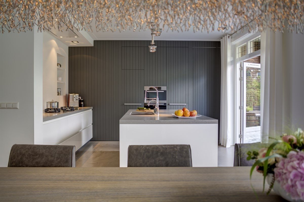 Heite-interieurbouw-Villa-Heemstede-maatwerk-keuken-met-kastenwand-inbouwapparatuur-keukeneiland-greeploze-keukenlades-wit